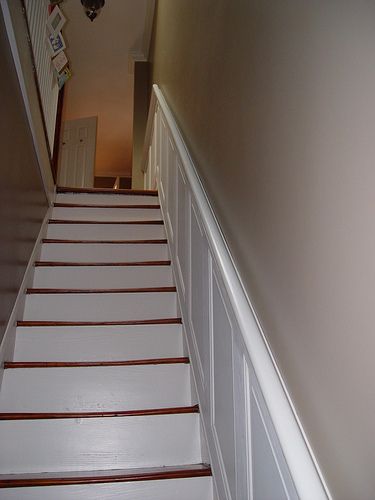 Wainscoting with integrated handrail Staircase Handrail Ideas, Staircase Wainscoting, Stairway Wainscoting, Narrow Stairs, Enclosed Staircase, Wainscoting Staircase, Foyer With Stairs, Picture Frame Wainscoting, Baseboards And Trim