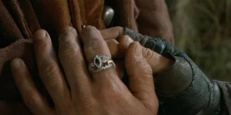 The Lord of the Rings: 10 Hidden Details About Aragorn's Costume You Never Noticed Ring Of Barahir, Viggo Mortensen Aragorn, Aragorn Costume, Aragorn Ring, Pisces Ring, Pisces Jewelry, Zodiac Rings, New Line Cinema, Pisces Sign