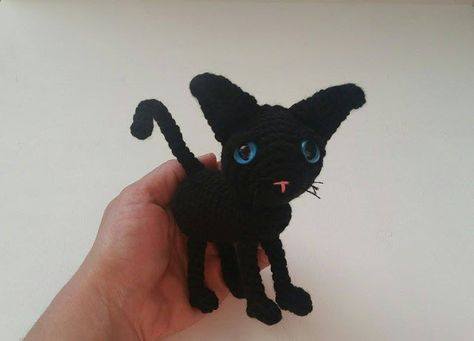 Coraline Cat Amigurumi Pattern Free by Amidorable Crochet. Crochet the stringy black cat from the Coraline movie! Pattern More Patterns Like This! Coraline Cat, Crochet Kingdom, Kat Haken, Crochet Cats, Crochet Shark, Coraline Movie, Crochet Pig, Cat Applique, Easy Crochet Animals