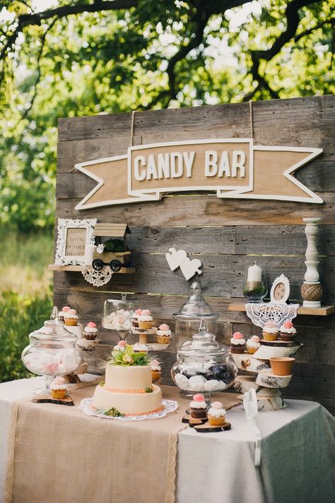 Wooden Pallet Wedding Backdrop for dessert table #weddingdecor #palletbackdrop #weddingbackdrop #weddingreceptiondecor #weddingceremonydecor Pallet Wedding, Candy Bar Wedding, Deco Champetre, Wedding Dessert Table, בר מצווה, Candy Table, Wedding Candy, Candy Bars, Dessert Tables