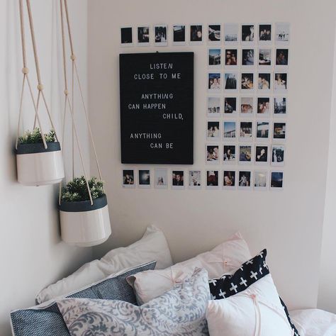 Decorate a space in your room with pictures from your favorite memories. Bilik Kecil, Elegant Dorm Room, Minimalist Dorm, Reka Bentuk Dalaman, Teenage Room Decor, Dorm Diy, Dorm Room Diy, Uni Room, Tumblr Rooms