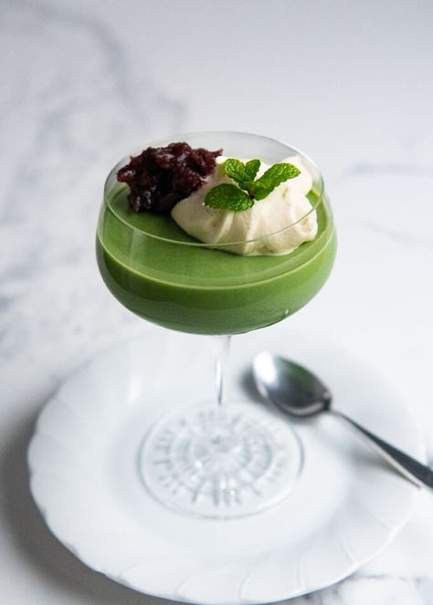 Matcha Pudding is a very easy dessert to make. It has a silky texture with a slightly bitter matcha favour. Sweet toppings are must-haves. Japan Desert, Almond Pudding, Matcha Desserts, Matcha Almond, Matcha Pudding, Sweet Matcha, Sweet Red Bean Paste, Dessert To Make, Matcha Dessert