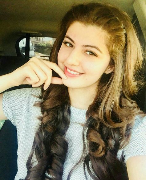 Anum gohar Girly Poses, Engagement Hairstyles, Pakistani Celebrities, Cute Smile, Beauty Advice, Pakistani Actress, Perfect Skin, Hair Care Tips, Iran