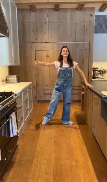 Jennifer Garner Kids, Jennifer Garner Hair, Family Casserole, Jennifer Garner Style, Jen Garner, Wfh Office, House Bedroom Ideas, Cool Women, The Runaway