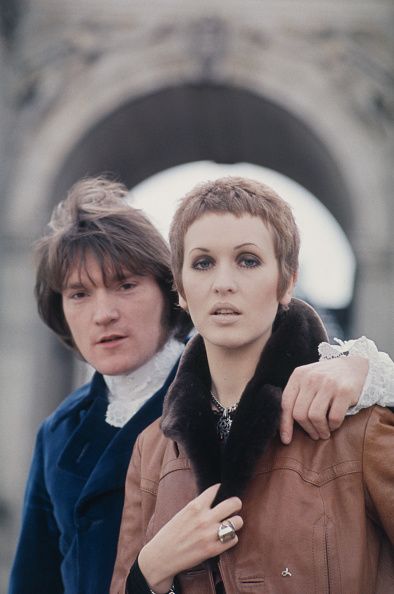 English singer Julie Driscoll pictured standing with English musician and keyboard player Brian Auger in front of Marble Arch in London in 1968 The... Mod 60s Fashion, Julie Driscoll, 60s Girl, Swinging 60s, Marble Arch, Picture Stand, English Style, Girl Short Hair, Buzz Cut