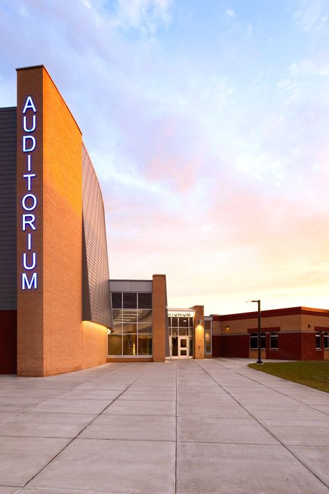 Stahl | Education Design | Zimmerman High School and Middle School | Elk River, MN |  The brightly lit entrance to the Zimmerman High School and Middle School in Elk River, Minnesota, by Stahl #mortarr #commercialdesign #educationdesign #highschool #education #architecture Highschool Design Building, Highschool Exterior Design, Highschool Designs, Highschool Exterior, Campus Beautification, Highschool Design, School Facade, Archi Student, Modern High School