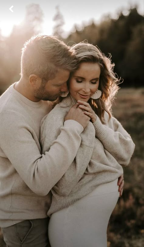 Winter Maternity Photos Outdoor, Older Couple Photoshoot, Maternity Couple Poses, Maternity Photos Outdoor, Aesthetic Pregnancy, Winter Maternity Pictures, Fall Maternity Pictures, Couple Maternity Poses, Motherhood Aesthetic