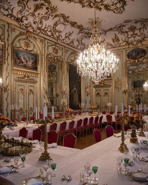 Inside the Amalienborg Palace of Denmark: A photo of the banquet table showed it decorated with candle sticks and pink, yellow, green and orange roses Diy Dining Room Makeover, Amalienborg Palace, Kroonprinses Mary, Crown Princess Mary Of Denmark, Boho Dining Room, Chateau Hotel, Princess Mary Of Denmark, Mary Of Denmark, Palace Interior