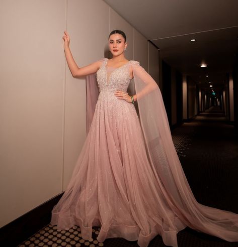 Blush Pink Gown, Kubra Khan, Net Skirt, Pink Gown, Pink Gowns, Organza Fabric, Pakistani Actress, Fashion Hacks Clothes, Powder Pink