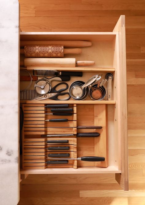 Kitchen Checklist, Kitchen Cabinet Organization Ideas, Kitchen Drawer Organizers, Knife Organization, Kitchen Storage Hacks, Drawer Organization, Small Kitchen Storage, Ultimate Kitchen, Kitchen Drawer Organization