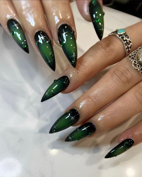 Green Goth Nails Grunge, Edgy Green Nails, Green Theme Nails, Dark Green Stiletto Nails, Green Nails Halloween, Green Stiletto Nails Designs, Green Nails Stiletto, Black And Green Nails Designs, Aura Nails Green