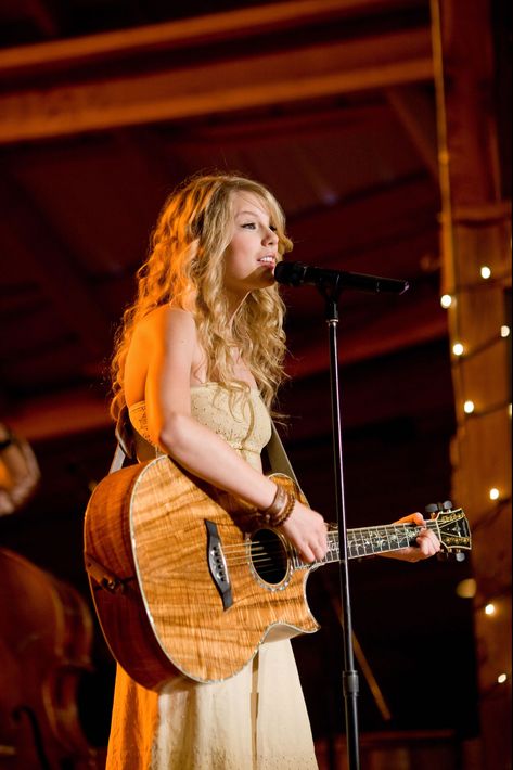 Taylor in the Hannah Montana Movie Hannah Montana Movie, Taylor Swift Country, Taylor Swift Fearless Era, Taylor Swift Guitar, Hannah Montana The Movie, Young Taylor Swift, Taylor Swift Singing, Miley Stewart, Fearless Era