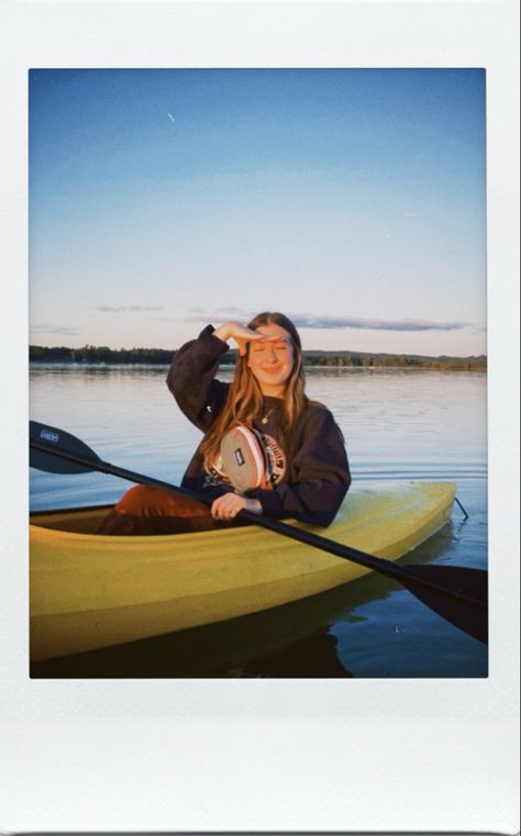 Lake Pictures By Yourself Instagram, Kayaking Instagram Pictures, Kayak Pictures Ideas Instagram, Canoe Trip Outfit, Cute Kayaking Outfit, Kyacking Pictures, Kayak Instagram Pictures, Aesthetic Kayaking Pictures, Kayak Pictures Ideas