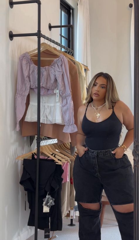 Kristal Heredia's Amazon Page Size14 Outfits, Kristal Heredia Outfits, Plus Size Outfits Trendy, Thick Fit Outfits, Plus Size Button Down Shirt Outfit, Plus Size Influencers, Outfit Ideas For Curvy Ladies, Plus Size Outfits Jeans, Round Body Shape Outfits