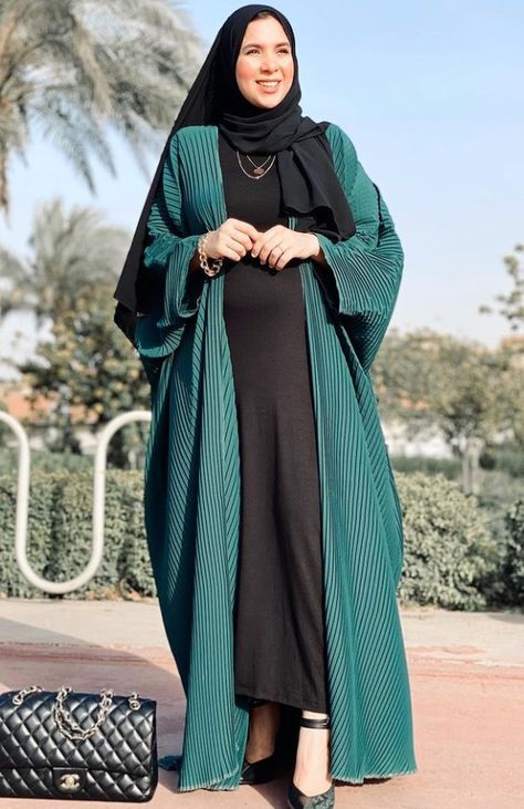 Colourful Abaya, New Hijab Style, Burkha Designs, Muslimah Fashion Casual, Abaya Pattern, Hijab Ideas, Abaya Designs Latest, Shopping Pictures, Moslem Fashion