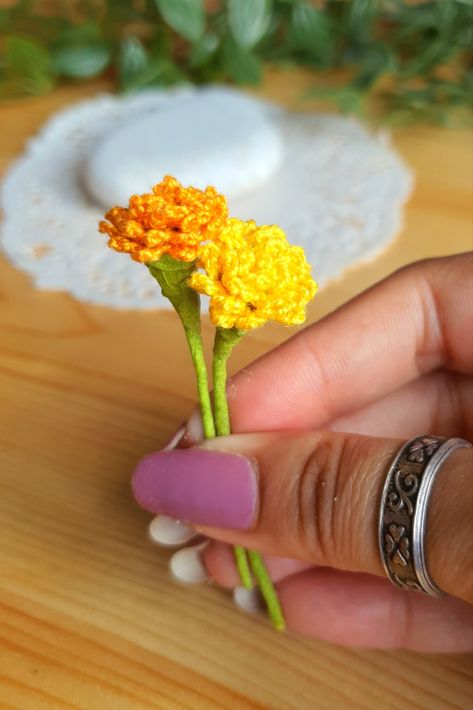 crochet video tutorial for miniature marigold flower Crochet Buttercup Flower, Miniature Crochet Flowers, Marigold Crochet Pattern, Crochet Marigold Flower Free Pattern, Micro Crochet Flowers, Crochet Marigold, Fine Crochet, Buttercup Flower, Micro Crochet