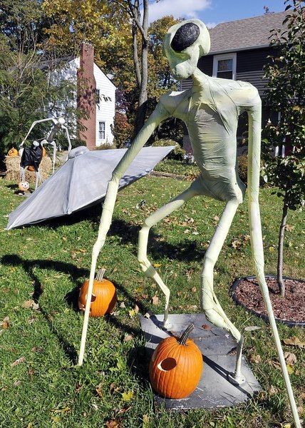 Halloween Yard Props, Halloween Yard Displays, Halloween Maze, Alien Party, Alien Halloween, Halloween Window Decorations, Creepy Halloween Decorations, Halloween Yard Decorations, Halloween Party Diy