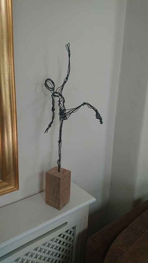 How To Make Wire People, Wire Figures Human, Wire Body Sculpture, Wire Figures How To Make, Wire Figure Sculptures, Wire Sculpture Ideas, Chicken Wire Sculpture Diy, Wire Figures, Tre Kunst