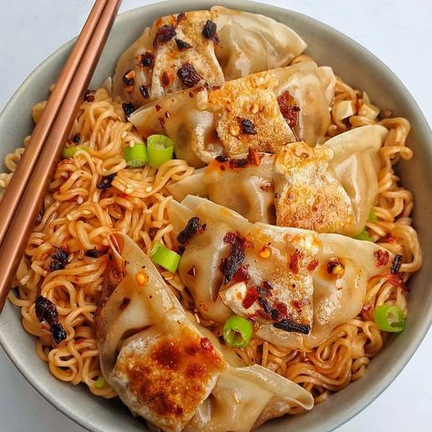 Vegan Recipes on Instagram: “Gyoza and Chilli Soy Noodle Soup - totally delicious, totally comfort😍 Recipe below by @truffleandtoast . Follow us @veganrecipesideas for…” Chicken Gyoza, Vegan Plan, Pan Fry, Vegan Foodie, Detox Recipes, Daily Meals, Noodle Soup, Quick Easy Meals, Workout Food