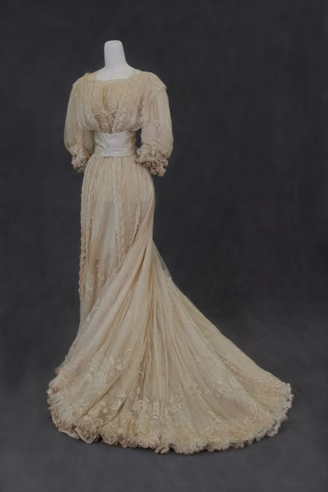 c. 1900 dress worn by Mabel Ward Howe, part of the New Canaan Museum’s 2022 wedding exhibit “I Do: The History of Wedding Fashion & Tradition”. 1900 Dress Gowns, 1900s Wedding Dress, 1900 Wedding Dress, Historical Wedding Dress, 1905 Wedding Dress, 1910s Wedding Dress, 1910 Ball Gown, Wedding Dress Edwardian, English Wedding Dresses