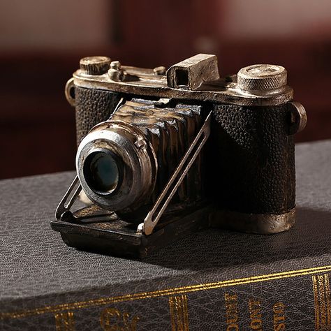 Fotocamere Vintage, Antique Cameras, Bar Vintage, European Home Decor, Old Camera, Shabby Chic Kitchen, Antique Decor, Shabby Chic Homes, Retro Home Decor