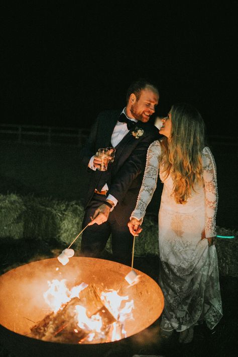 G - firepit! Bonfire Wedding, Glamping Weddings, Wedding Decoration Ideas, Cottage Wedding, Country Wedding Decorations, Grass Wedding, Camp Wedding, Salou, Festival Wedding