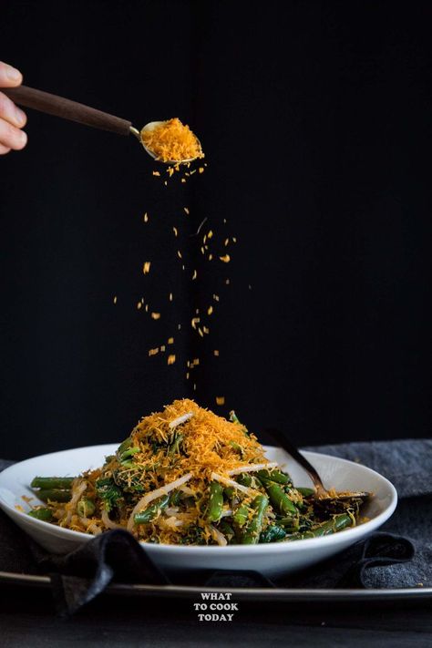 Urap Sayur (Salad with Spiced Grated Coconut Topping) #AsianSaladFeast #glutenfree #vegan Urap Sayur, Traditional Asian Dish, Boiled Vegetables, Seasonal Salad, Asian Salad, Indonesian Cuisine, Vegan Sides, Food Photography Tips, Grated Coconut