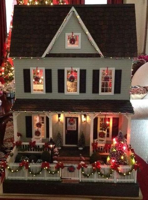 Doll House Decorating Ideas, House Decorating Ideas, Dollhouse Christmas, Mini Doll House, Dollhouse Projects, Glitter Houses, Victorian Dollhouse, House Decorating, Christmas Villages