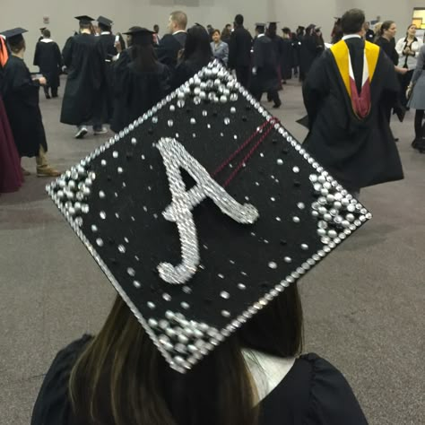 Graduation Hat Designs Grad Cap, Graduation Cap Designs Black, Funny Graduation Cap Decoration, Rhinestone Graduation Cap, Graduation Hats Decorated, Graduation Hat Designs, College Grad Cap Ideas, Grad Cap Decorated, Graduation Cap Decoration Diy