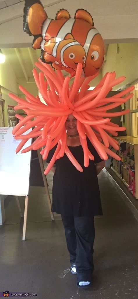 Estrella: Hello, I made the costume with latex balloons and one large helium clown fish. Balloon Costume Diy, Finding Nemo Trunk Or Treat Ideas, Sea Anemone Costume, Anemone Costume, Fish Costumes, Starfish Costume, Under The Sea Costumes, Sea Creature Costume, Finding Nemo Costume