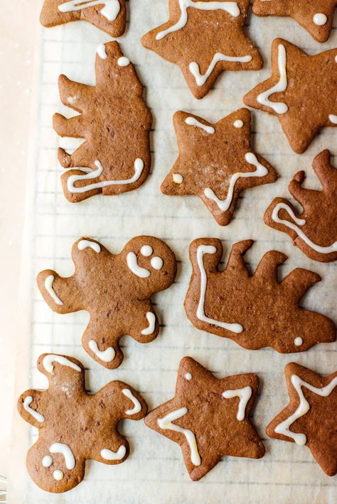 Classic gingerbread cookies, made more healthy! These gingerbread cookies are easy to make with whole wheat flour, molasses and coconut oil. #gingerbreadcookies #gingerbread #holidaybaking #cookierecipe #cookieandkate Healthy Gingerbread Cookies, Healthy Gingerbread, Cookies Healthy, Cinnamon Candle, Blackstrap Molasses, Ginger Bread Cookies Recipe, Healthier Eating, Pastry Flour, Melting Chocolate Chips