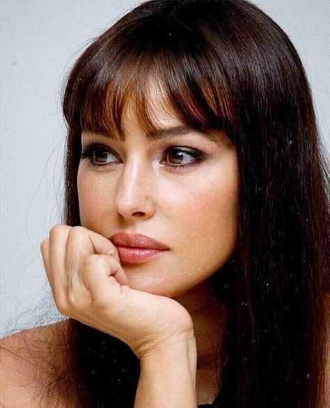 Makeup Looks Monica Bellucci, Monica Belluci Face, Monica Belluci Makeup, Celebrities Pfp, Brat Autumn, Monica Bellucci Makeup, Melanie Griffith, Mtv Movie Awards, Glamour Makeup