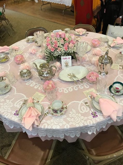 Bridgeton Centerpieces, Bridgeton Table Setting, Victorian Tea Room Aesthetic, Vintage Brunch Decoration, Tea Party Round Table Settings, Tea Party Quinceanera Theme, Bridgerton Table Setting, Tea Party Backdrop Ideas, High Tea Party Decorations