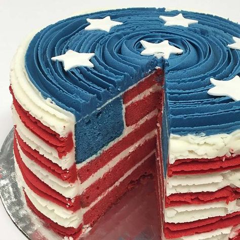 Stars and Stripes Flag Cake for 4th of July Party Idea Red White And Blue Cake, Fourth Of July Cakes, Kek Lapis, Flag Cake, Patriotic Food, 4th Of July Cake, 4th Of July Desserts, Fourth Of July Food, Gateaux Cake