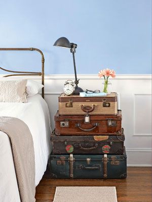 Luggage Decor Unusual Bedside Tables, Travel Room, Camera Vintage, Old Suitcases, Interior Vintage, Vintage Suitcases, Decor Shabby Chic, Shabby Chic Bedrooms, Vintage Bedroom