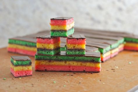 Seven Layer Cookies ...girls love these...and a red, white and blue one would look awesome too Seven Layer Cookies, 7 Layer Cookies, Jewish Cookies, Rainbow Cookies Recipe, Italian Christmas Desserts, Cookies Italian, Italian Rainbow Cookies, Italian Christmas Recipes, Cookies Holiday