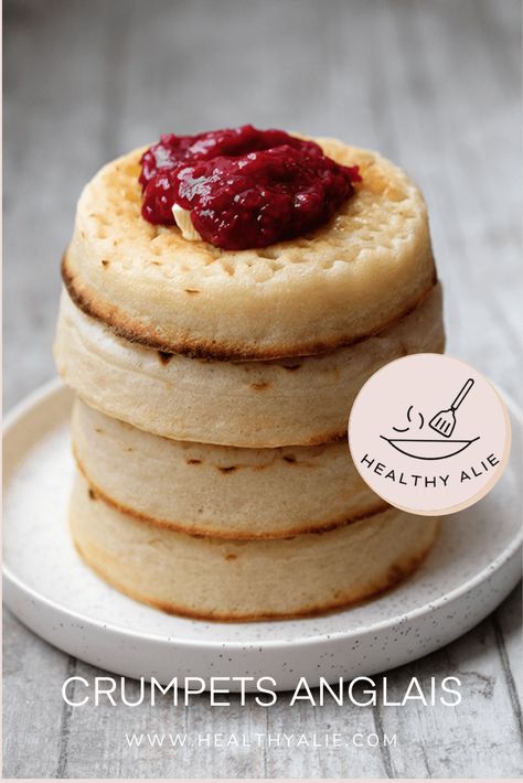 Apprenez à préparer les vrais crumpets anglais, moelleux, légers et à la texture parfaite. Biscuits Diététiques, Crumpets, World Recipes, Beignets, Us Foods, Healthy Cooking, Ricotta, Sweet Recipes, Breakfast Brunch