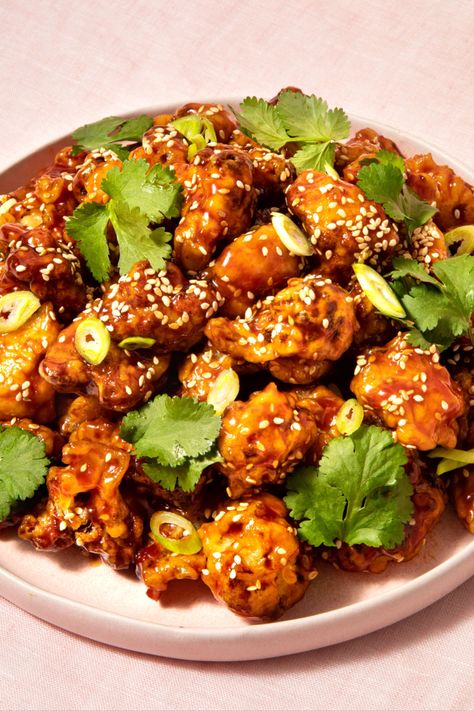 sticky fried cauliflower butes on a pink plate Korean Fried Cauliflower Recipe, Kfc Cauliflower Recipes, Crispy Fried Cauliflower, Kfc Cauliflower, Cauliflower Recipes Fried, Dinner Plating, Cauliflower In Oven, Korean Fried Cauliflower, Takeaway Recipes