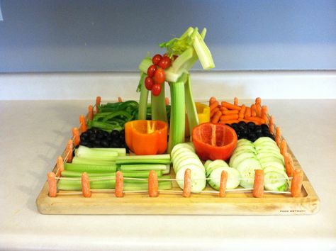 Kentucky Derby themed veggie tray! My husband made this for a party. Horse Fruit Platter, Kentucky Derby Veggie Tray, Derby Party Snacks, Horse Shaped Food, Horse Themed Food, Kentucky Derby Birthday Party Kids, Derby Tailgate, Kentucky Derby Cake, Kentucky Derby Games