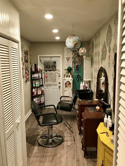 Beauty Shed Salon Ideas, Mini Beauty Salon, Barber Suite Ideas, She Shed Salon Ideas, She Shed Hair Salon Ideas, Small Home Salon, Small Salon Ideas, Small Salon, Barber Shop Interior