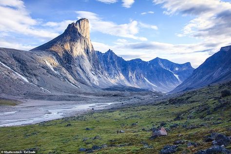 Incredible pictures show the mighty Mount Thor, which features the world's greatest vertical drop | Daily Mail Online Auyuittuq National Park, Baffin Island, Islands To Visit, Visit Norway, See The Northern Lights, Crater Lake, Arctic Circle, Island Getaway, Beautiful Mountains