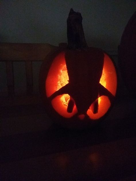 Hollow Knight Pumpkin Carving, Pumkin Designs, Pumpkin Inspo, Cute Pumpkin Carving, Pumkin Carving, Pumpkin Carving Party, Creative Pumpkin Carving, Pumpkin Carving Designs, Halloween Room Decor