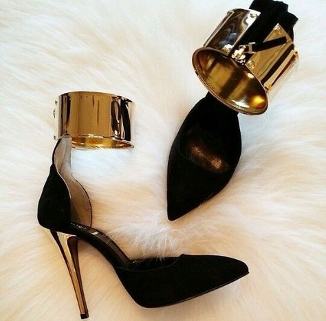 . Cinderella Story, Female Shoes, Classy Shoes, Prom Heels, Hot Heels, Gold Heels, Fabulous Shoes, Hot Shoes, Shoe Closet