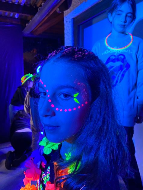 Pintura Facial Neon, Glow Face Paint, Stand Glitter, Neon Face Paint, Uv Makeup, Glitter Bar, Glow Night, Glow Paint, Neon Makeup