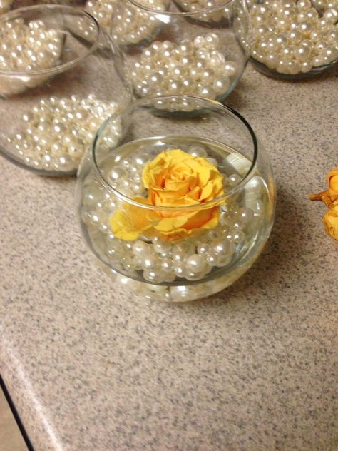 Hand making decor for my wedding.   Glass bowls from Hobby Lobby  Yellow Roses from SaveonCrafts  Pearls from Oriental Trading Company Yellow Centerpiece, Yellow Wedding Colors, Candles White, Floating Flower, Fest Temaer, Deco Champetre, Purple Table, How To Make Decorations, Tafel Decor