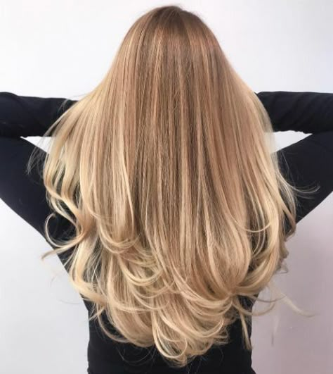 Straight Hair With Flicked Ends, Long Hair Blonde Layers, Long Layers On Blonde Hair, Long Blonde Straight Hair With Layers, Layered Ends Long Hair, Long Layered Hair With Highlights, Long Hair Layers Blonde, Long Layered Balayage, Layered Hair Long Straight