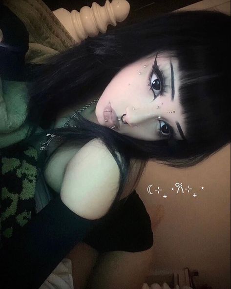 Pretty Doe Eyes🎀 #emogirl#grungestyle#alt | Instagram Alt Photos, Pretty Alt Makeup, Alt Photo Ideas, Alternative Fits, Cute Alt Makeup Ideas, Alt Hair Ideas, Cute Alt Makeup, Goth Girl, Alt People