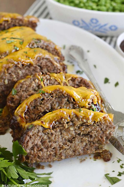 Cheesy BBQ Meatloaf topped with tangy barbecue sauce and lots of melted cheddar cheese is an easy, flavorful dinner the whole family loves. Chili Meatloaf, Meatloaf Cook Time, Pork Sausage Meatballs, Meatloaf Recipes Food Network, Meatloaf With Bbq Sauce, Meatloaf Recipe With Cheese, Barbecue Meatloaf, Keto Supper, Sour Cream Apple Pie