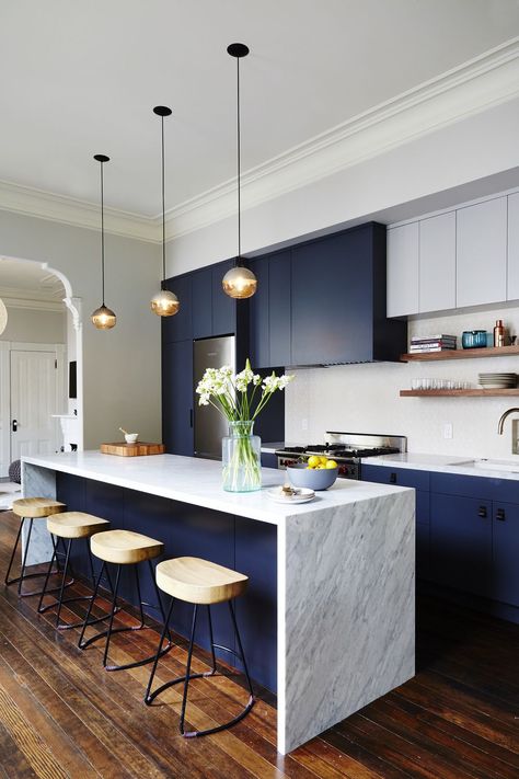 Desain Pantry Dapur, Bedroom Navy, Modern Kitchen Trends, Kitchen Cabinets Color Combination, Model Dapur, Desain Pantry, Blue Kitchen Cabinets, Gold Bedroom, Kitchen Accessories Decor