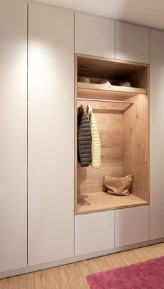 hall d'entrée scandinave avec placards Basement Cupboards, Vstupná Hala, Design Ložnic, Bedroom Built In Wardrobe, Entrance Furniture, Wardrobe Door Designs, Wardrobe Interior Design, Bedroom Closet Design, Foyer Design